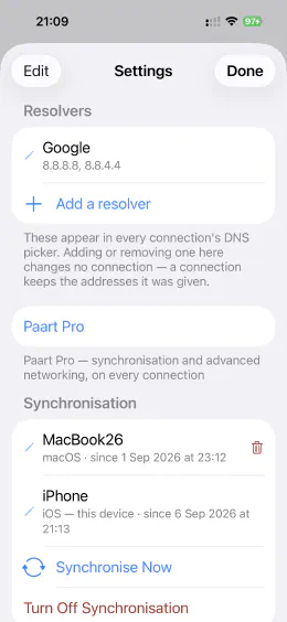 Paart op engem iPhone: den Astellungsbildschierm mat de Nummserveren, déi all
Verbindung zur Verfügung stinn, an dorënner zwee gekoppelten Apparater — e Mac an dëst
iPhone.
